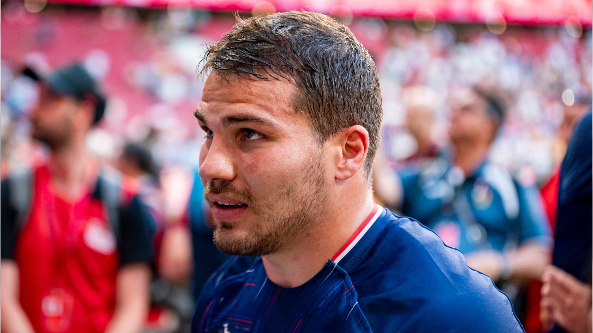 Antoine Dupont s'engage contre l'homophobie en s'affichant à la une du  magazine Têtu - rugbyrama.fr