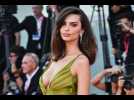 Mostra de Venise : Emily Ratajkowski fait sensation dans une robe Gucci vintage au décolleté...