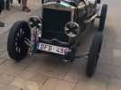 Une magnifique Fiat 509 de 1927 prend un bain de foule.