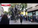 VIDÉO. Accroche-coeurs : le cheval Pégase lance le festival des arts de la rue