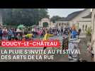 La pluie s'invite au festival des arts de la rue, à Coucy-le-Château