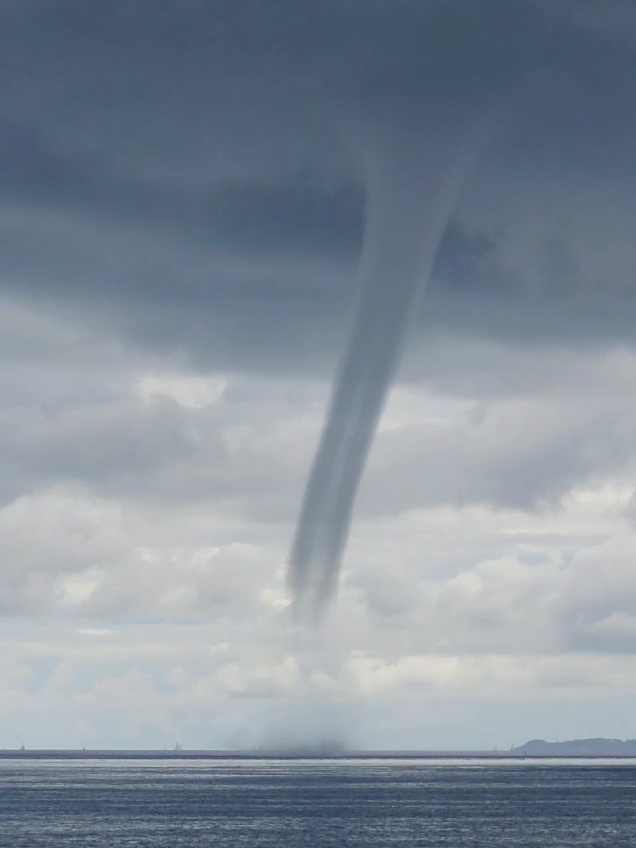 Trombe marine : un phénomène « impressionnant » mais « moins destructeur qu'une tornade »