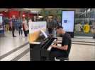 Arras : Thomas Leclercq, dont les vidéos cartonnent sur les réseaux, était au piano à la gare