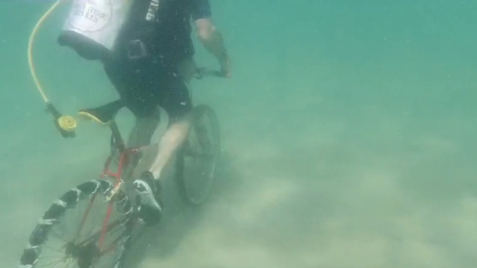 À Pleumeur-Bodou, il veut livrer ses galettes à vélo et sous l'eau [Vidéo]