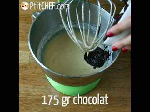 Bundt cake d'halloween avec glaçage diaboliquement gourmand