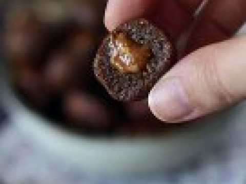 Energy balls aux dattes avec un cœur coulant au beurre de cacahuète
