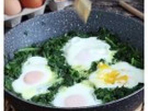 Épinards à la crème et oeufs