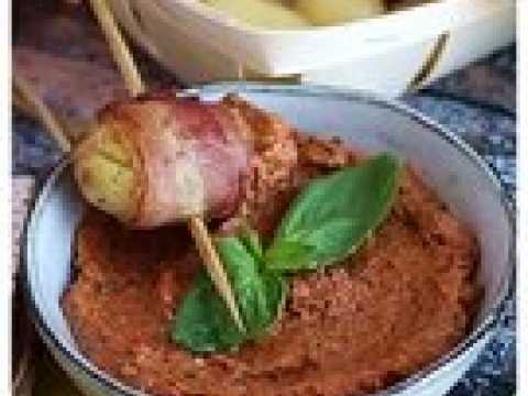 Brochettes apéritives de pommes de terre et poitrine fumée