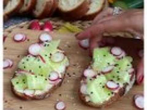 Tartines fromage frais concombre et radis