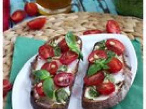 Tartines fromage frais, pesto et tomates cerises