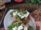 Tartines roquette, pêches rôties et burrata : l'association sucrée-salée super gourmande !