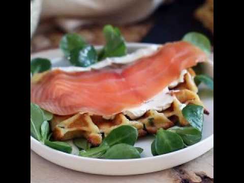 Gaufres de pommes de terre - sandwich de gaufres au saumon fumé et au fromage frais