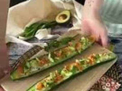 Concombres garnis de riz, saumon fumé, avocat et menthe