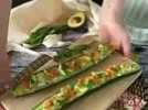 Concombres garnis de riz, saumon fumé, avocat et menthe
