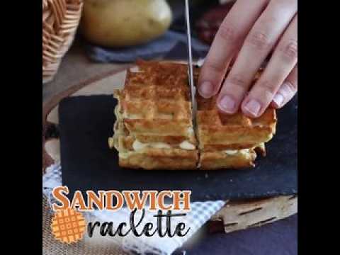 Sandwich de gaufres de pommes de terre à la raclette, le plat réconfortant par excellence