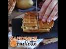 Sandwich de gaufres de pommes de terre à la raclette, le plat réconfortant par excellence