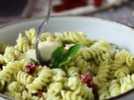 Salade de pâtes au pesto de courgettes, mozzarella et tomates séchées