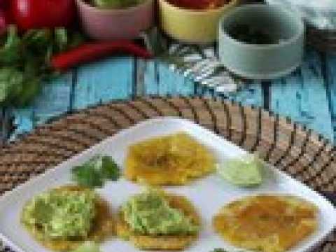 Patacones, les toasts de banane plantain colombiens accompagnés de guacamole et de tomates
