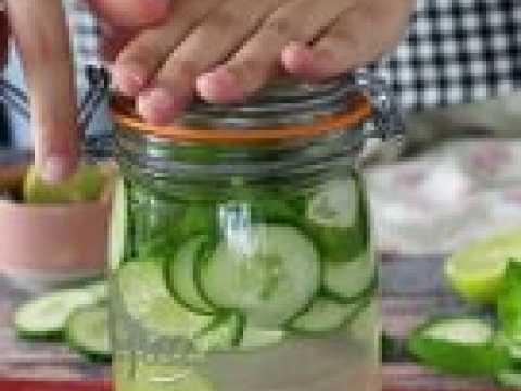 Eau aromatisée maison au concombre, citron vert, menthe et gingembre