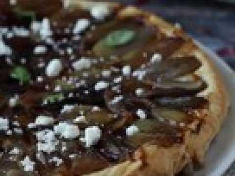 Tarte tatin aux échalotes et feta, la version salée irrésistible!