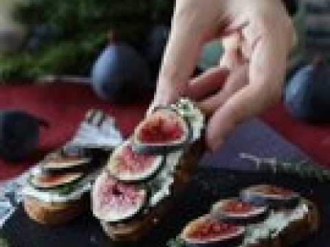 Tartines de figues, fromage de chèvre frais, miel et romarin