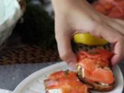 Tartines au fromage de chèvre frais et saumon fumé