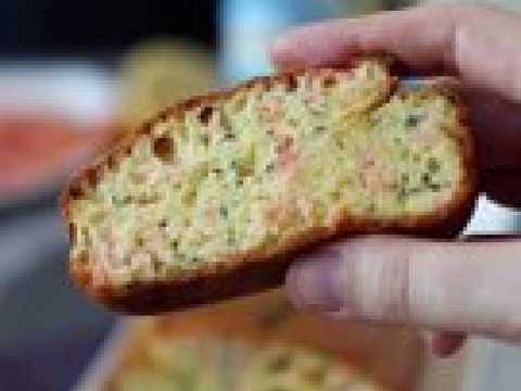 Cake au saumon fumé, citron et ciboulette