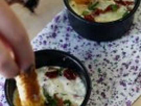 Oeufs cocotte chèvre et tomates séchées au air fryer!