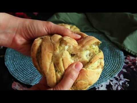 Petits pains tressés au pesto vert