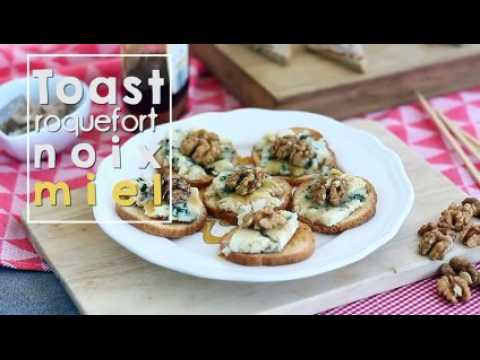 Toasts au roquefort, noix et miel