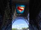 N'oubliez pas de lever la tête, vous risquez de rater quelque chose. #Superman, au cinéma en juillet