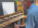 Bergues : le carillonneur s'exerce en jouant la légende de Saint-Nicolas