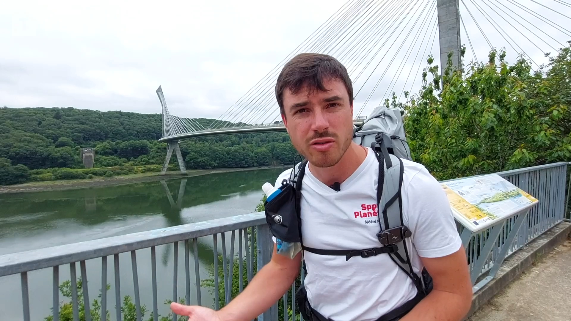 « Je veux montrer que l'on peut voyager autrement » : l'écoaventurier occitan randonne en Bretagne pour défendre un tourisme durable