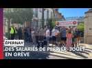 Une grève devant la maison de champagne Perrier-Jouët à Épernay