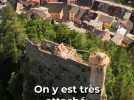 Ces charpentiers refont la toiture du donjon d'un chateau en bois !