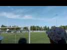 VIDÉO. Ils apportent les ballons d'une finale de foot, trois parachutistes finissent dans les arbres