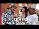 Jiji se déplace chez ceux qui le souhaitent pour les faire chanter
