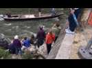15 bateaux remontent le pont Wilson à Tours