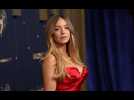 Sydney Sweeney a captivé les Emmy Awards 2025 avec une robe rouge éclatante et présenté son film 