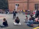 Blocage des jeunes sur un rond point du centre-ville de Montauban