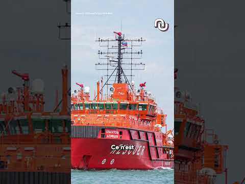 Un drone ukrainien frappe et détruit un navire russe en mer Noire #shorts