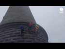 VIDÉO. Pour Octobre rose, ces deux Bretonnes descendent en rappel le plus haut phare d'Europe