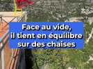 Face au vide, il tient en équilibre sur des chaises