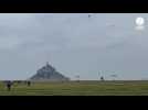 VIDÉO. Pour la saint Michel, 225 parachutistes atterrissent devant le Mont-Saint-Michel