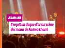 Julien Lieb reçoit son premier disque d'or des mains de Karima Charni durant son concert hier soir à la Cigale
