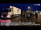 Opération de contrôle de marchandises par des agriculteurs aubois à la sortie de l'autoroute ce vendredi à Torvilliers
