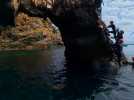VIDÉO. Sauter des falaises dans la mer, explorer les grottes marines... Découvrez le coasteering