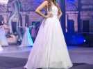 Les miss s'elancent sur la scene en robe de mariée