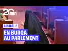 Une sénatrice d'extrême droite arrive au Parlement portant une burqa