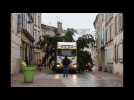 Le délicat passage du sapin de Noël dans les rues de Mirecourt